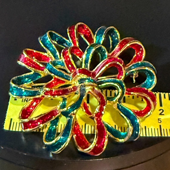Christmas Vintage Guilloche Ribbon Brooch Gold Tone with Green & Red Enamel 2” - Picture 6 of 8